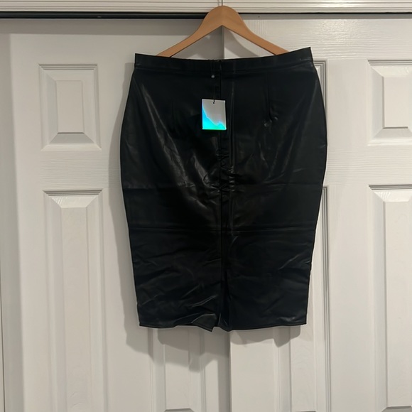 Missguided Pencil Skirt - Picture 2 of 3